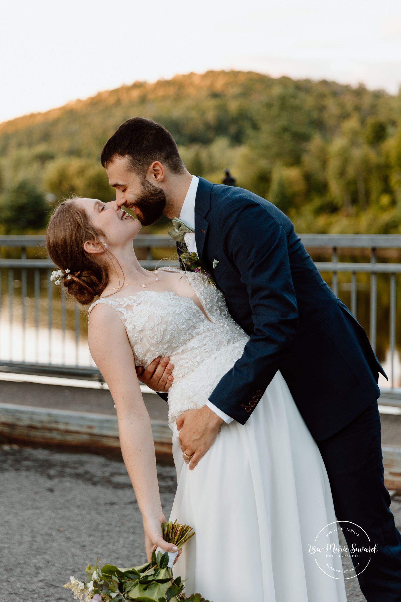 Bridge wedding photos. Mariage à Le Pont Couvert de La Conception. Photographe mariage Laurentides. Le Pont Couvert wedding. Tremblant wedding photographer.