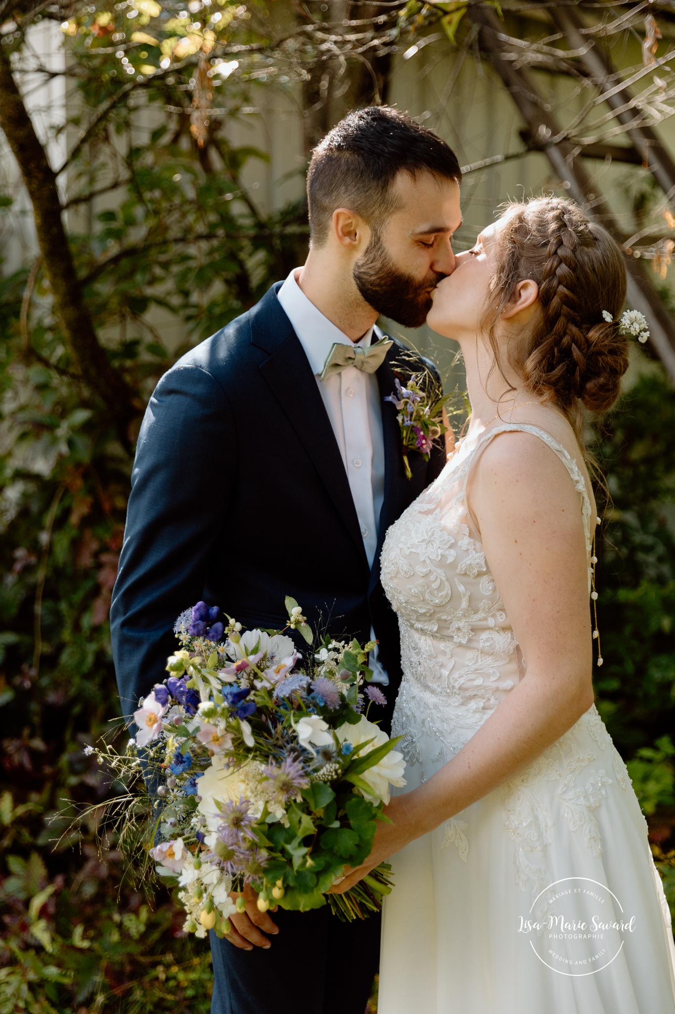 Backyard wedding first look. Mariage à Le Pont Couvert de La Conception. Photographe mariage Laurentides. Le Pont Couvert wedding. Tremblant wedding photographer.