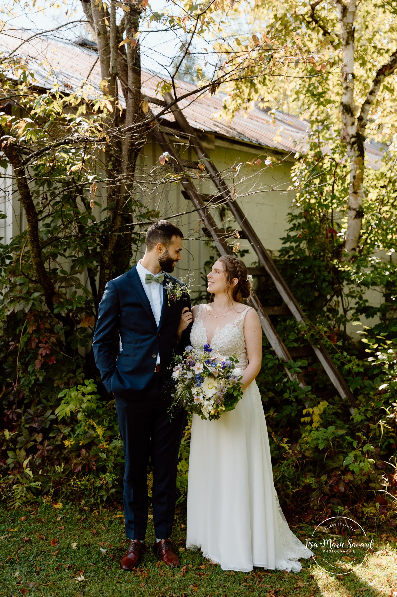 Backyard wedding first look. Mariage à Le Pont Couvert de La Conception. Photographe mariage Laurentides. Le Pont Couvert wedding. Tremblant wedding photographer.