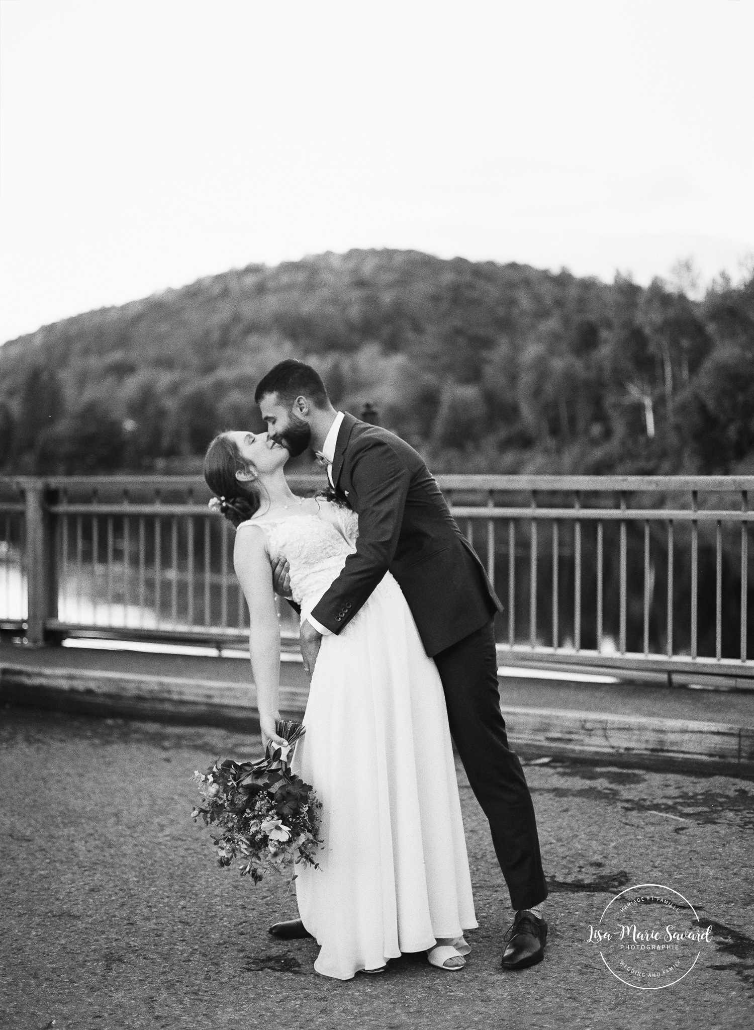 Bridge wedding photos. Mariage à Le Pont Couvert de La Conception. Photographe mariage Laurentides. Le Pont Couvert wedding. Tremblant wedding photographer.
