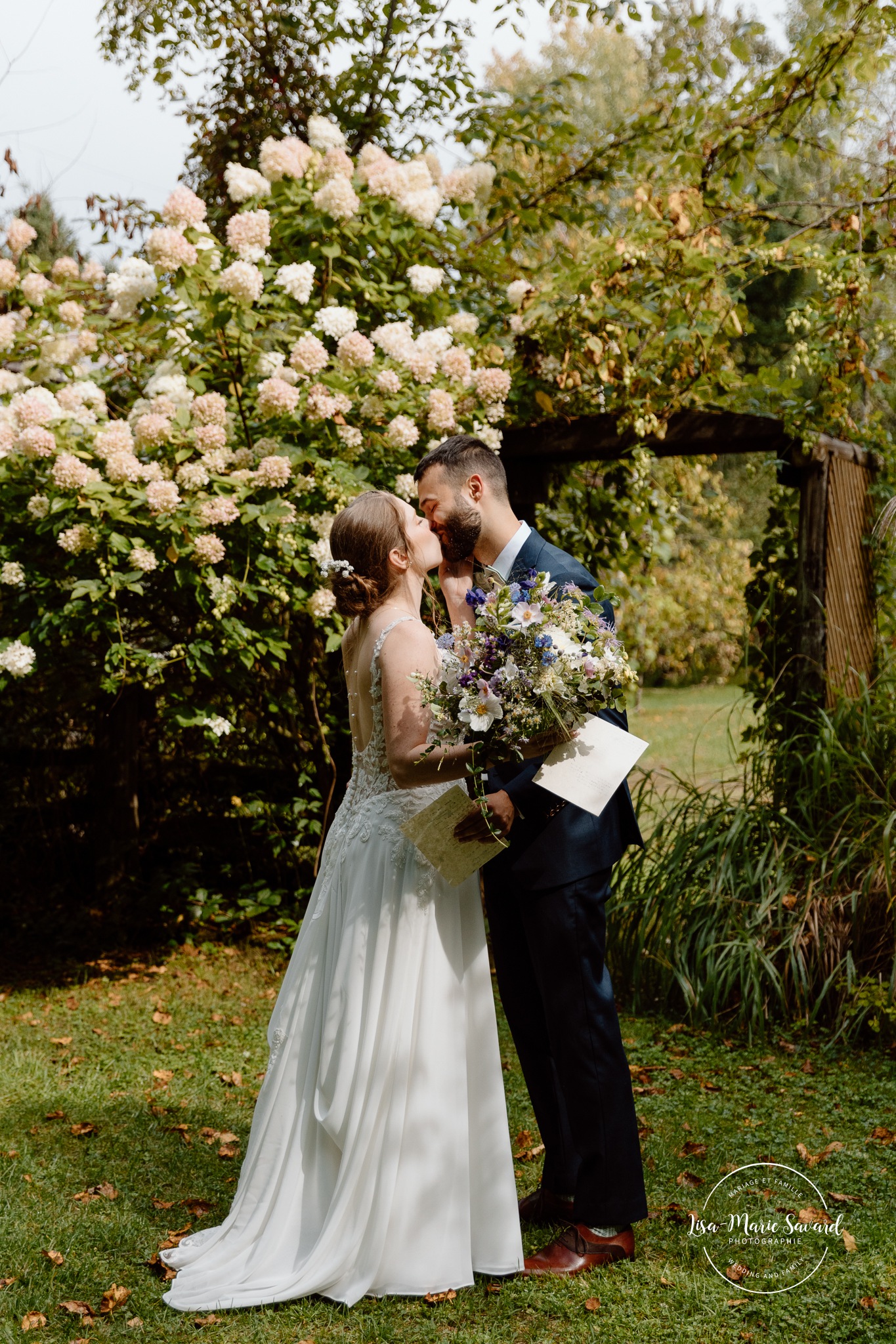 Backyard wedding first look. Mariage à Le Pont Couvert de La Conception. Photographe mariage Laurentides. Le Pont Couvert wedding. Tremblant wedding photographer.