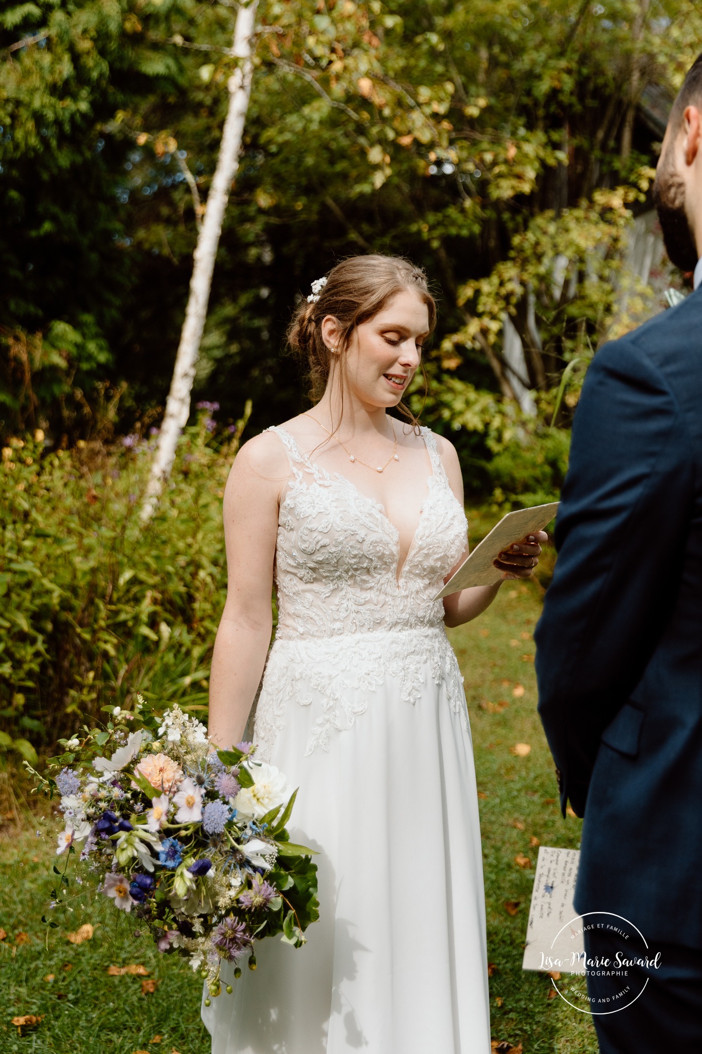 Backyard wedding first look. Mariage à Le Pont Couvert de La Conception. Photographe mariage Laurentides. Le Pont Couvert wedding. Tremblant wedding photographer.