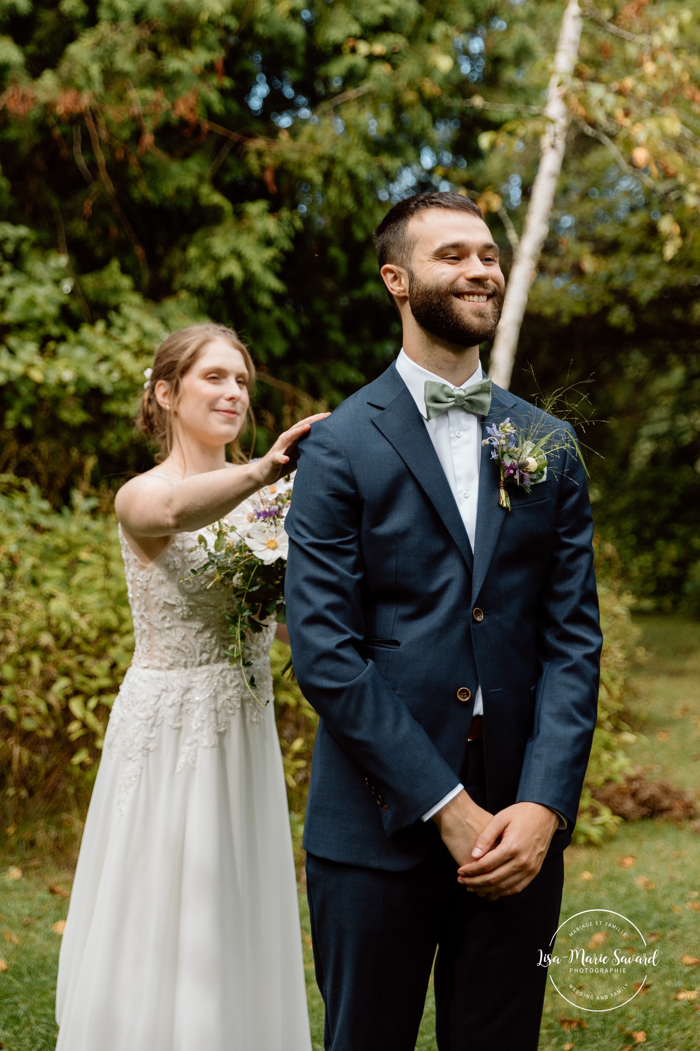 Backyard wedding first look. Mariage à Le Pont Couvert de La Conception. Photographe mariage Laurentides. Le Pont Couvert wedding. Tremblant wedding photographer.