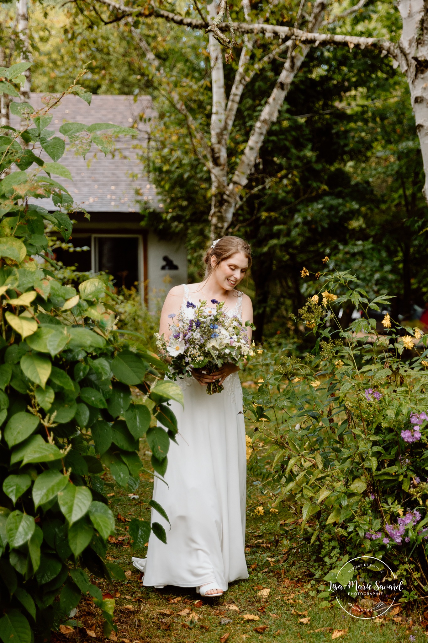 Backyard wedding first look. Mariage à Le Pont Couvert de La Conception. Photographe mariage Laurentides. Le Pont Couvert wedding. Tremblant wedding photographer.