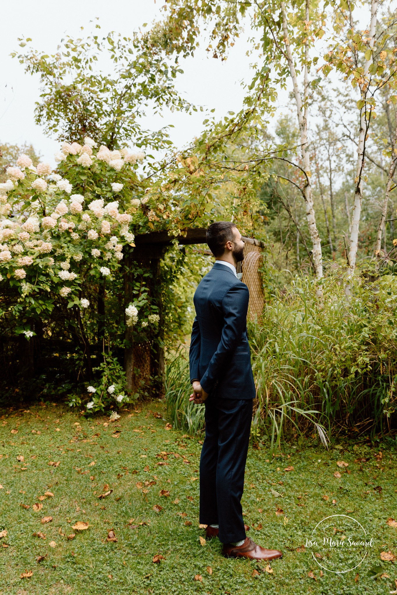 Backyard wedding first look. Mariage à Le Pont Couvert de La Conception. Photographe mariage Laurentides. Le Pont Couvert wedding. Tremblant wedding photographer.