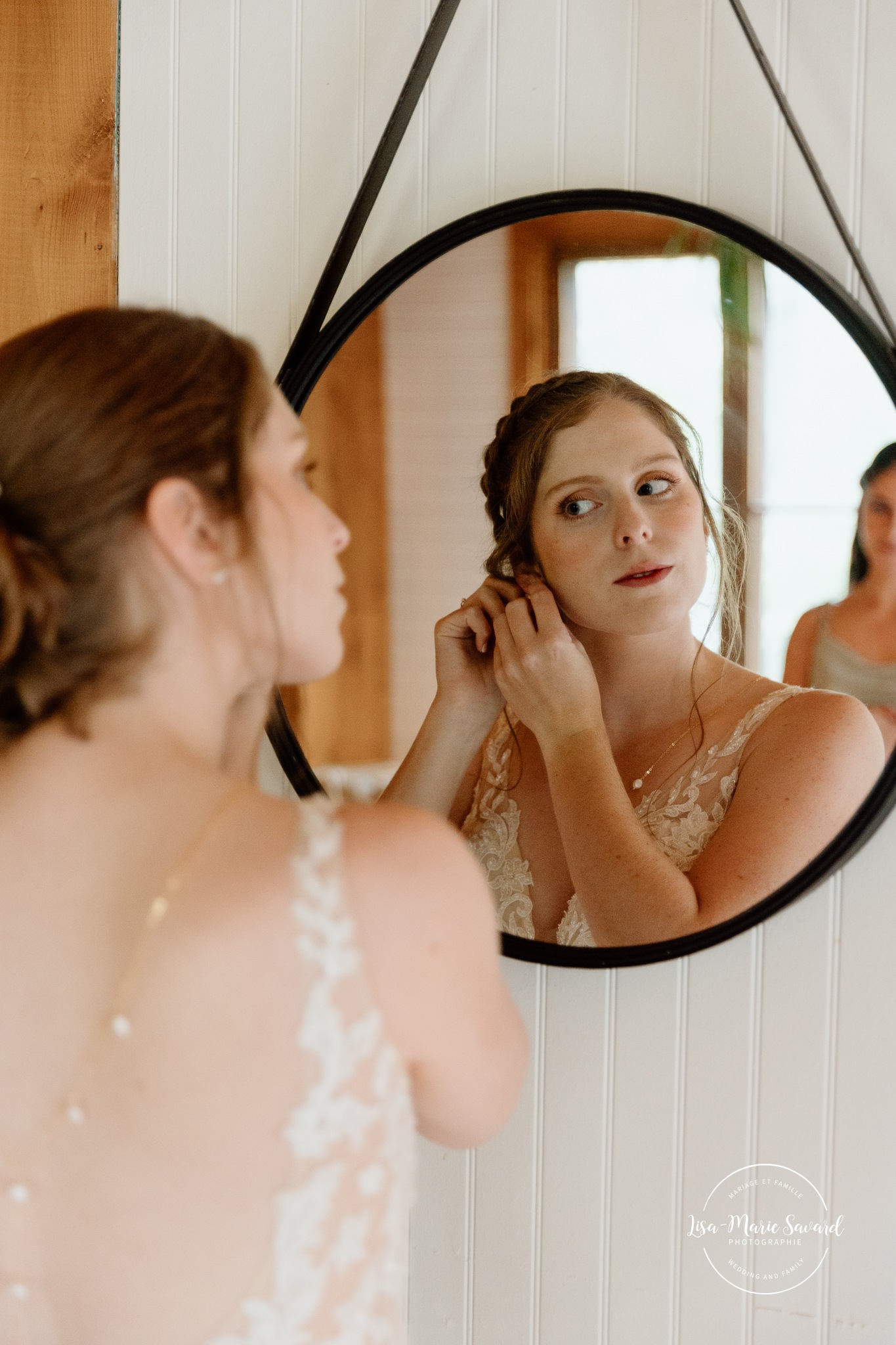 Bride getting ready with bridesmaids inside cabin. Mariage à Le Pont Couvert de La Conception. Photographe mariage Laurentides. Le Pont Couvert wedding. Tremblant wedding photographer.