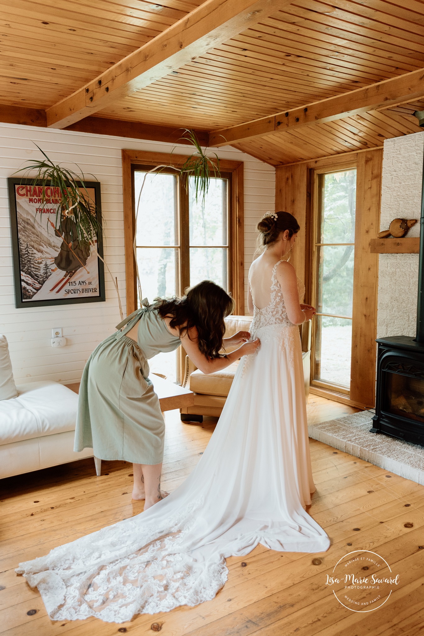 Bride getting ready with bridesmaids inside cabin. Mariage à Le Pont Couvert de La Conception. Photographe mariage Laurentides. Le Pont Couvert wedding. Tremblant wedding photographer.
