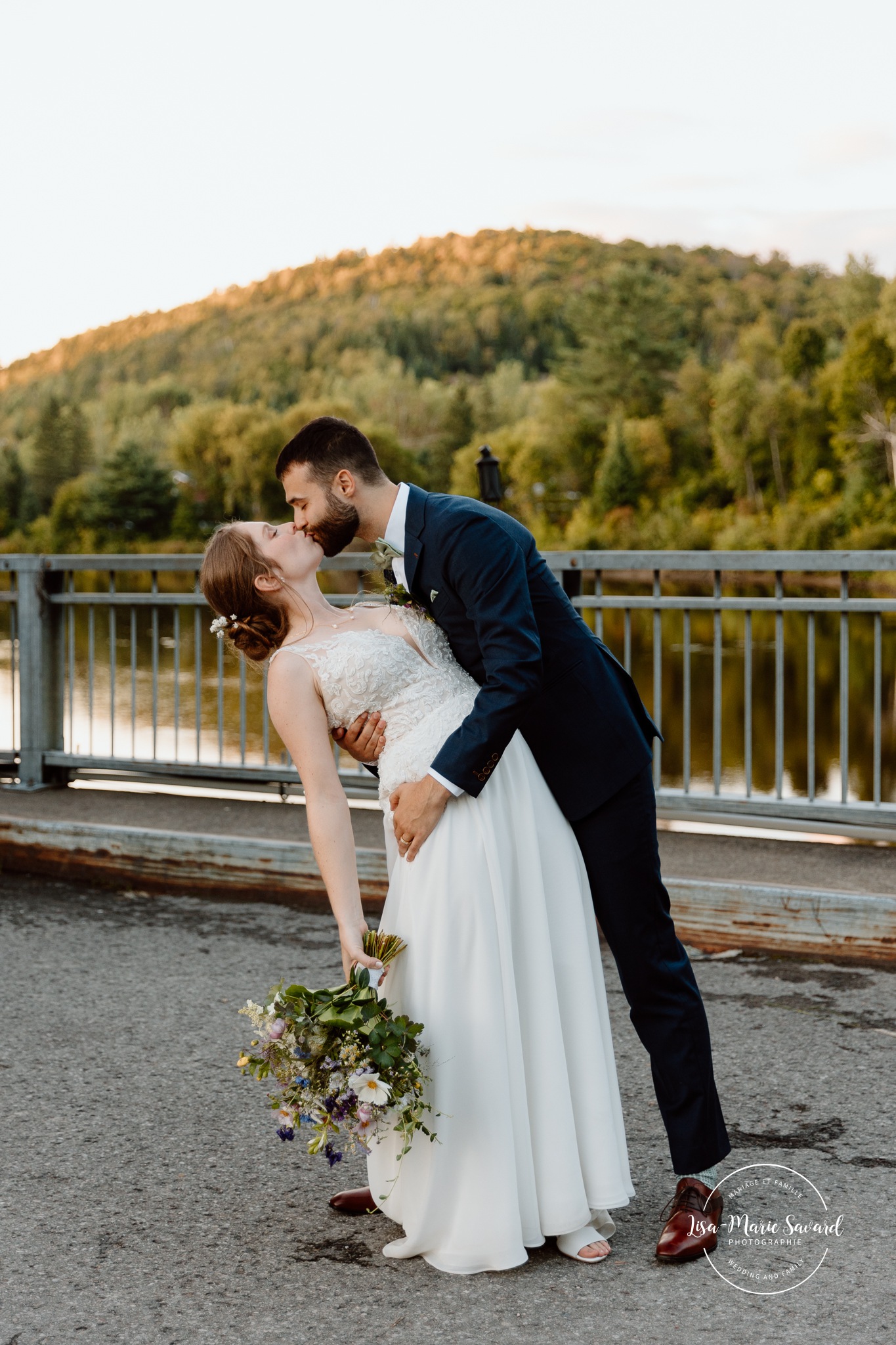 Bridge wedding photos. Mariage à Le Pont Couvert de La Conception. Photographe mariage Laurentides. Le Pont Couvert wedding. Tremblant wedding photographer.