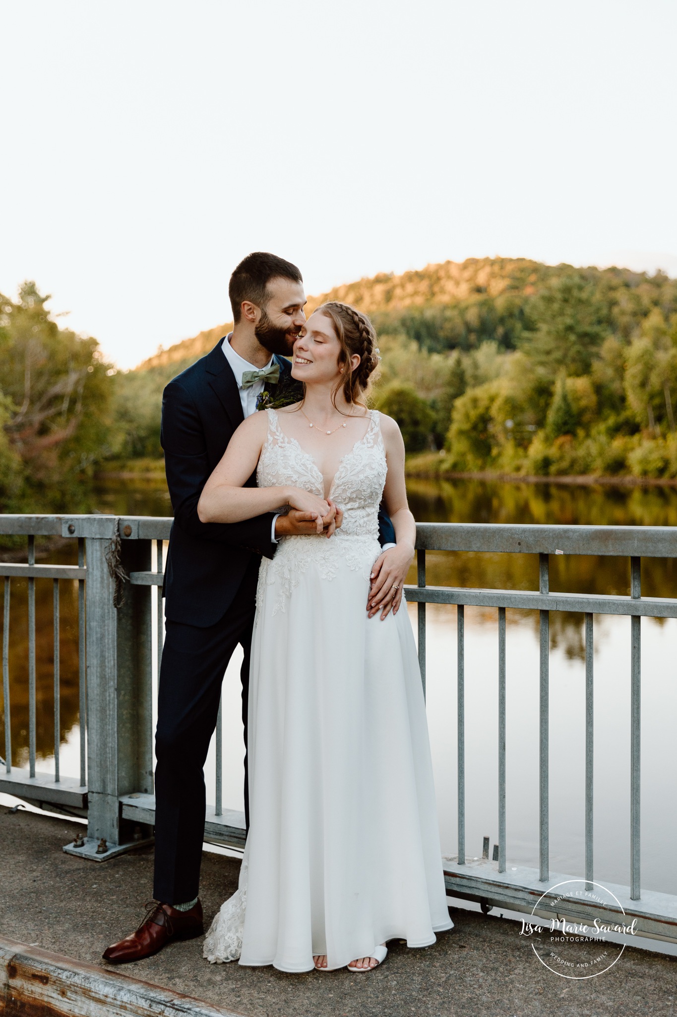 Bridge wedding photos. Mariage à Le Pont Couvert de La Conception. Photographe mariage Laurentides. Le Pont Couvert wedding. Tremblant wedding photographer.