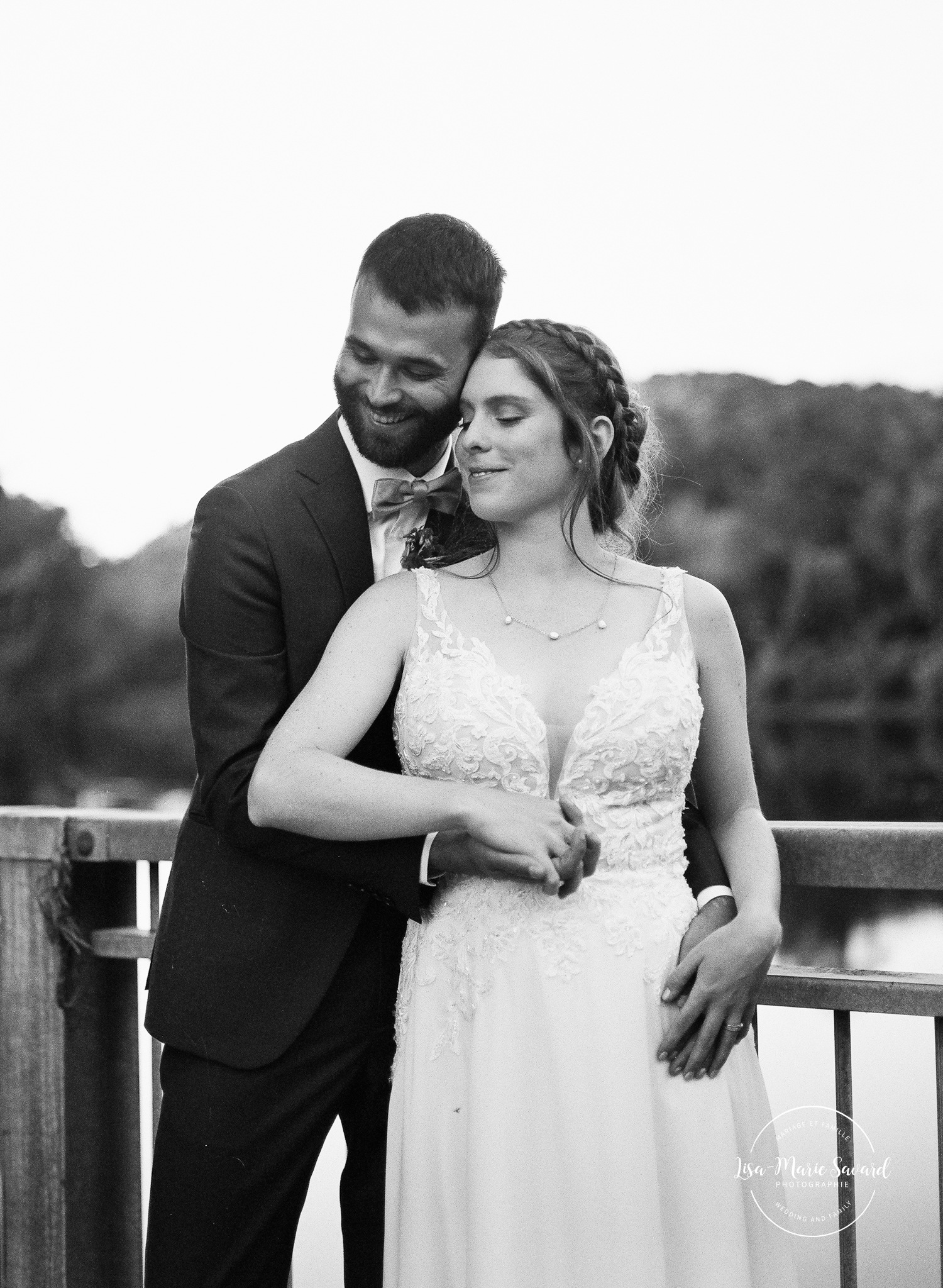 Bridge wedding photos. Mariage à Le Pont Couvert de La Conception. Photographe mariage Laurentides. Le Pont Couvert wedding. Tremblant wedding photographer.