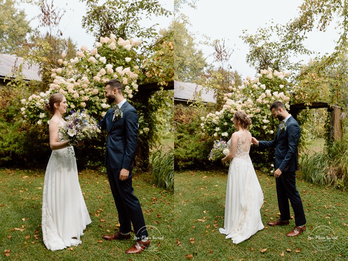 Backyard wedding first look. Mariage à Le Pont Couvert de La Conception. Photographe mariage Laurentides. Le Pont Couvert wedding. Tremblant wedding photographer.
