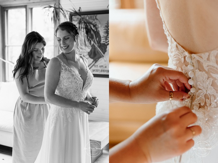 Bride getting ready with bridesmaids inside cabin. Mariage à Le Pont Couvert de La Conception. Photographe mariage Laurentides. Le Pont Couvert wedding. Tremblant wedding photographer.