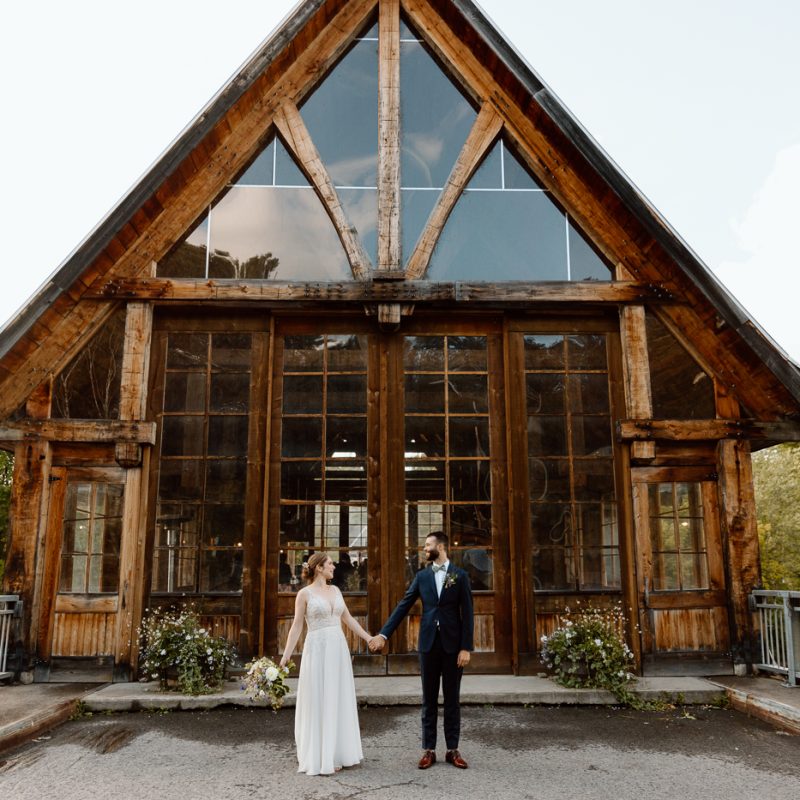 Wooden chapel wedding photos. Mariage à Le Pont Couvert de La Conception. Photographe mariage Laurentides. Le Pont Couvert wedding. Tremblant wedding photographer.