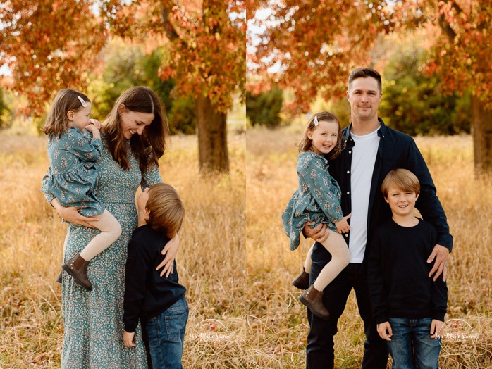 Fall family photos. Family photos with boy and girl. Countryside family photos. Mini séances d'automne à Montréal. Montreal fall mini sessions. Photos en automne à Montréal. Montreal fall photoshoot.