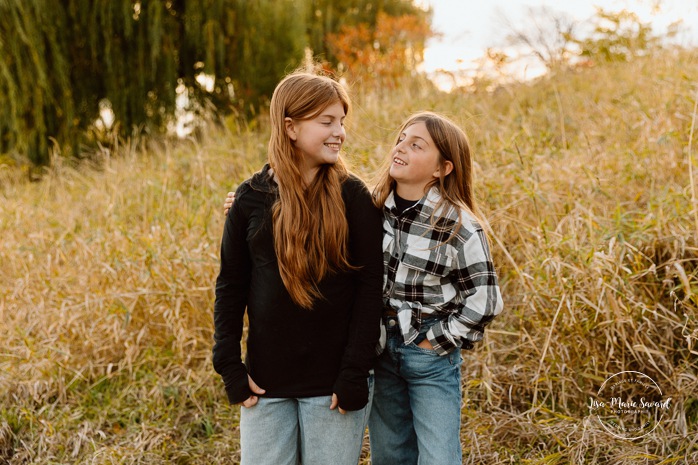 Fall family photos. Family photos with teenagers. Mini séances d'automne à Montréal. Montreal fall mini sessions. Photos en automne à Montréal. Montreal fall photoshoot.