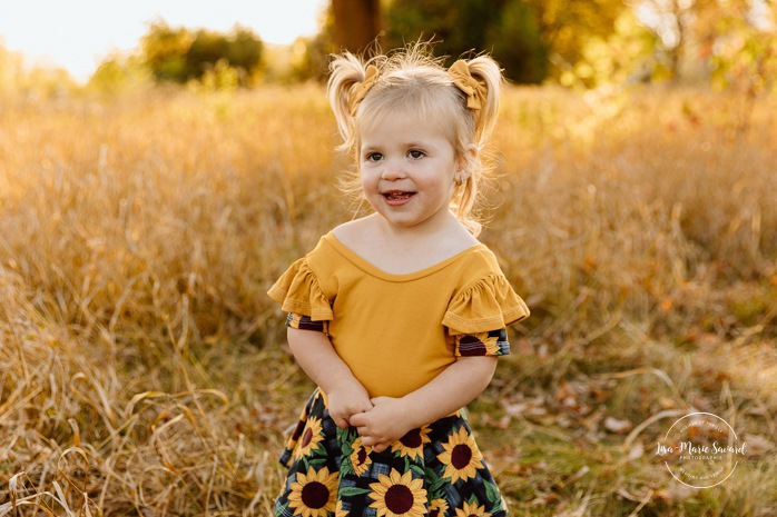 Fall family photos. Mommy and me photos. Mom and daughters photos. Countryside family photos. Mini séances d'automne à Montréal. Montreal fall mini sessions. Photos en automne à Montréal. Montreal fall photoshoot.