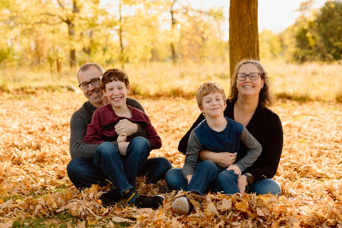 Fall family photos. Family photos with tweens. Countryside family photos. Mini séances d'automne à Montréal. Montreal fall mini sessions. Photos en automne à Montréal. Montreal fall photoshoot.