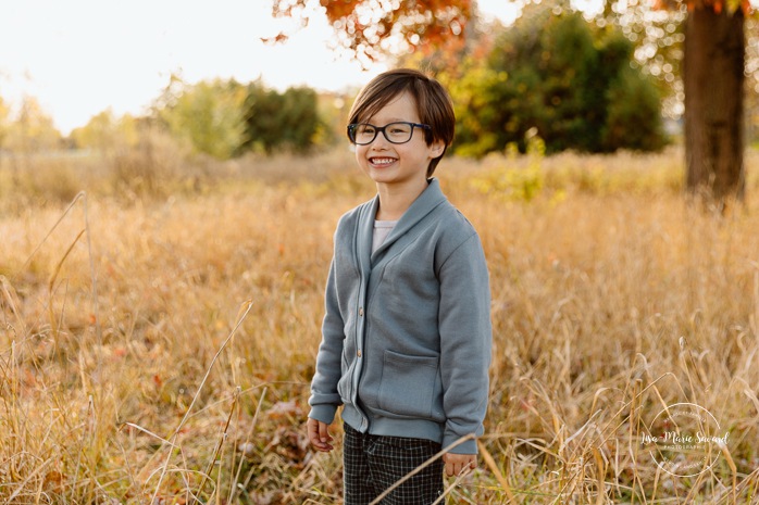 Fall sibling photos. Fall family photos. Asian family photos. Mini séances d'automne à Montréal. Montreal fall mini sessions. Photos en automne à Montréal. Montreal fall photoshoot.