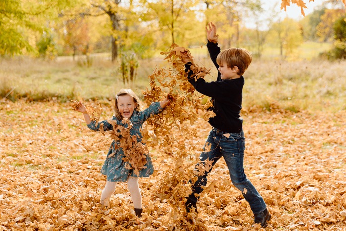 Fall family photos. Family photos with boy and girl. Countryside family photos. Mini séances d'automne à Montréal. Montreal fall mini sessions. Photos en automne à Montréal. Montreal fall photoshoot.