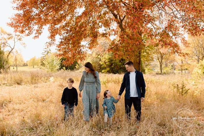 Fall family photos. Family photos with boy and girl. Countryside family photos. Mini séances d'automne à Montréal. Montreal fall mini sessions. Photos en automne à Montréal. Montreal fall photoshoot.