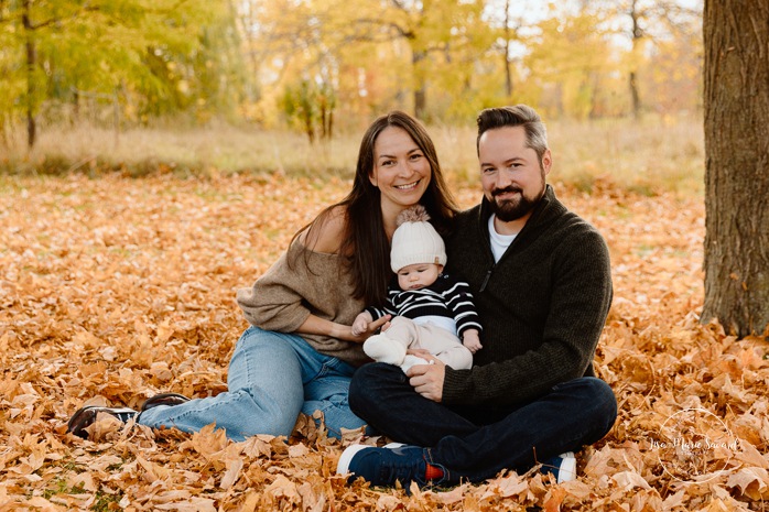 Fall family photos. Family photos with baby. Three month old baby photoshoot. Mini séances d'automne à Montréal. Montreal fall mini sessions. Photos en automne à Montréal. Montreal fall photoshoot.