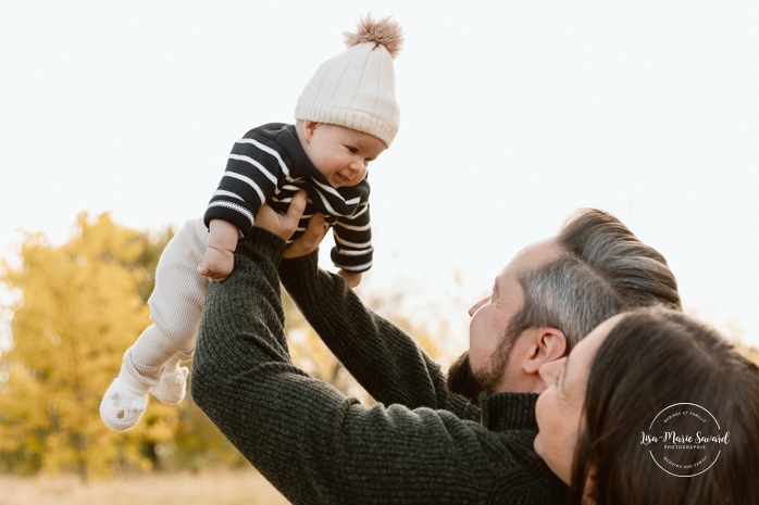 Fall family photos. Family photos with baby. Three month old baby photoshoot. Mini séances d'automne à Montréal. Montreal fall mini sessions. Photos en automne à Montréal. Montreal fall photoshoot.