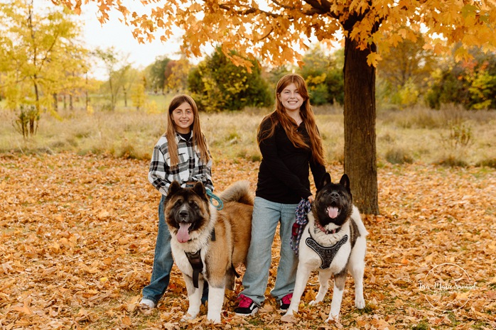 Fall family photos. Family photos with teenagers. Family photos with dogs. Mini séances d'automne à Montréal. Montreal fall mini sessions. Photos en automne à Montréal. Montreal fall photoshoot.