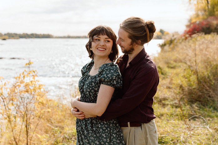 Fall engagement photos. Fall engagement session. Romantic couple photos. Mini séances d'automne à Montréal. Montreal fall mini sessions. Photos en automne à Montréal. Montreal fall photoshoot.