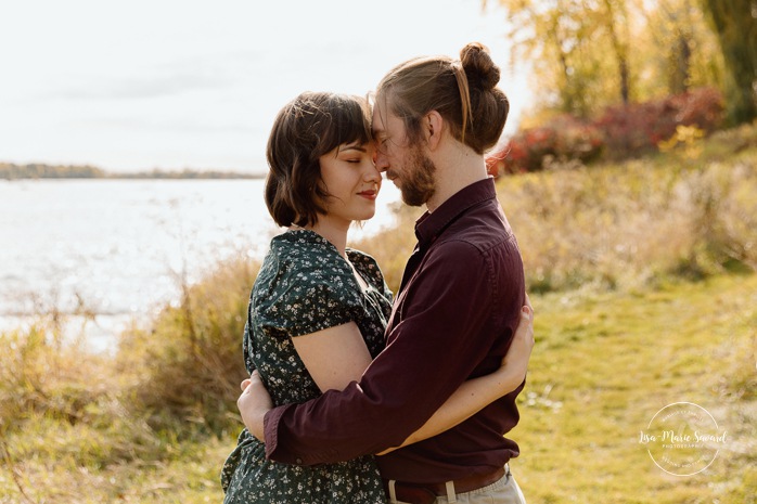 Fall engagement photos. Fall engagement session. Romantic couple photos. Mini séances d'automne à Montréal. Montreal fall mini sessions. Photos en automne à Montréal. Montreal fall photoshoot.