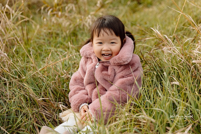 Fall sibling photos. Fall family photos. Asian family photos. Mini séances d'automne à Montréal. Montreal fall mini sessions. Photos en automne à Montréal. Montreal fall photoshoot.