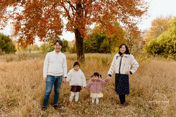 Fall family photos. Asian family photos. Mini séances d'automne à Montréal. Montreal fall mini sessions. Photos en automne à Montréal. Montreal fall photoshoot.