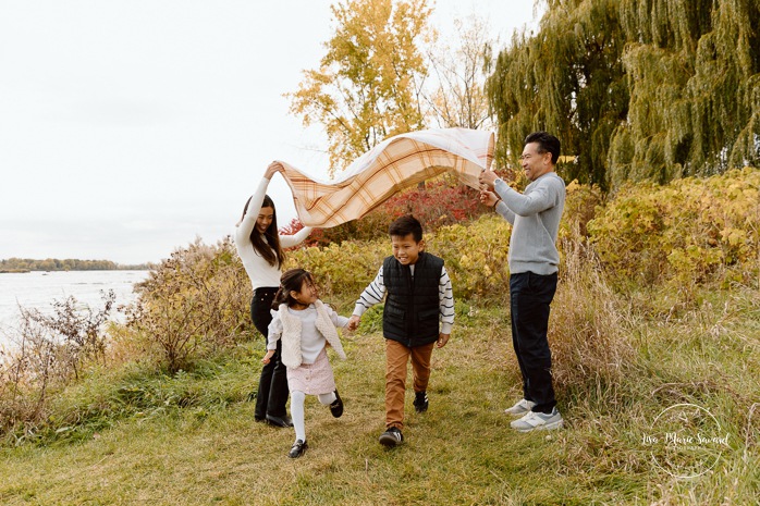 Fall family photos. Asian family photos. Mini séances d'automne à Montréal. Montreal fall mini sessions. Photos en automne à Montréal. Montreal fall photoshoot.