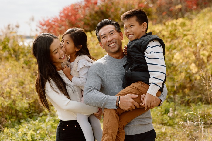 Fall family photos. Asian family photos. Mini séances d'automne à Montréal. Montreal fall mini sessions. Photos en automne à Montréal. Montreal fall photoshoot.