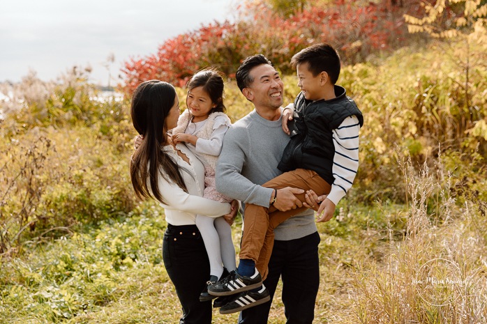 Fall family photos. Asian family photos. Mini séances d'automne à Montréal. Montreal fall mini sessions. Photos en automne à Montréal. Montreal fall photoshoot.