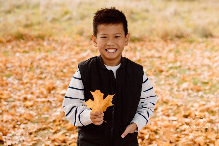 Fall sibling photos. Fall family photos. Asian family photos. Mini séances d'automne à Montréal. Montreal fall mini sessions. Photos en automne à Montréal. Montreal fall photoshoot.