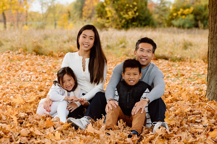 Fall family photos. Asian family photos. Mini séances d'automne à Montréal. Montreal fall mini sessions. Photos en automne à Montréal. Montreal fall photoshoot.