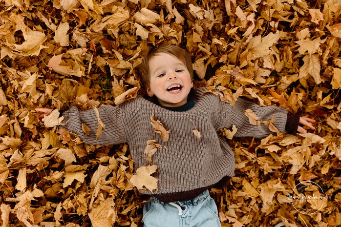 Fall maternity photos. Maternity photos with toddler. Fall family photos. Mini séances d'automne à Montréal. Montreal fall mini sessions. Photos en automne à Montréal. Montreal fall photoshoot.