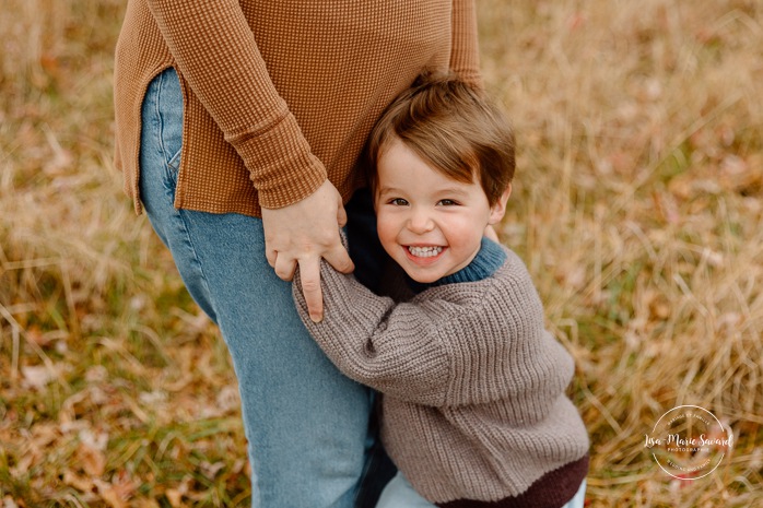 Fall maternity photos. Maternity photos with toddler. Fall family photos. Mini séances d'automne à Montréal. Montreal fall mini sessions. Photos en automne à Montréal. Montreal fall photoshoot.