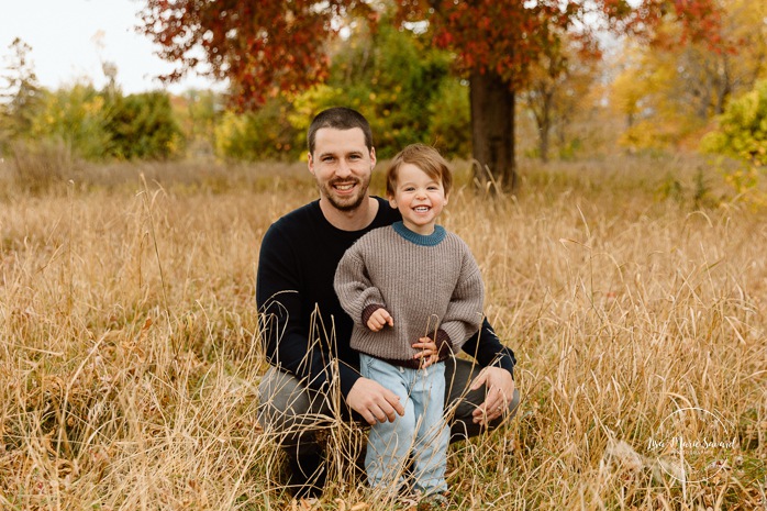 Fall maternity photos. Maternity photos with toddler. Fall family photos. Mini séances d'automne à Montréal. Montreal fall mini sessions. Photos en automne à Montréal. Montreal fall photoshoot.