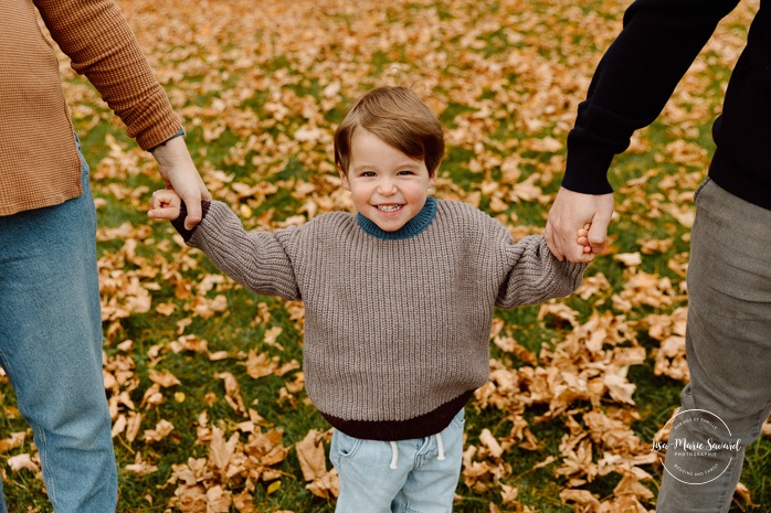 Fall maternity photos. Maternity photos with toddler. Fall family photos. Mini séances d'automne à Montréal. Montreal fall mini sessions. Photos en automne à Montréal. Montreal fall photoshoot.
