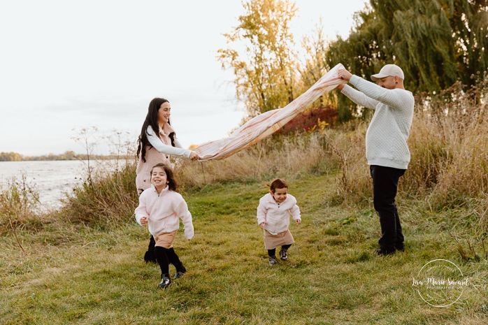Fall family photos. Family photos with two girls. Riverfront family photos. Mini séances d'automne à Montréal. Montreal fall mini sessions. Photos en automne à Montréal. Montreal fall photoshoot.