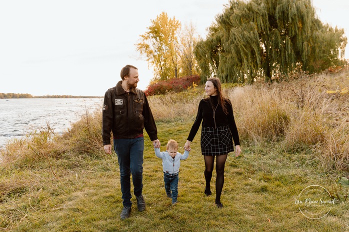 Fall family photos. Family photos with toddler boy. Riverfront family photos. Mini séances d'automne à Montréal. Montreal fall mini sessions. Photos en automne à Montréal. Montreal fall photoshoot.