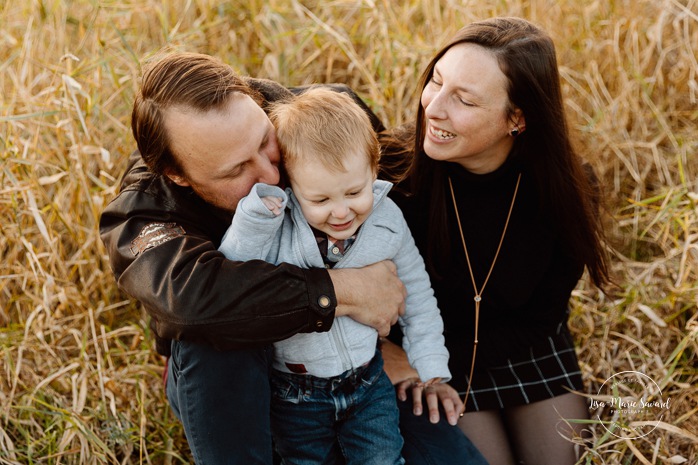 Fall family photos. Family photos with toddler boy. Riverfront family photos. Mini séances d'automne à Montréal. Montreal fall mini sessions. Photos en automne à Montréal. Montreal fall photoshoot.