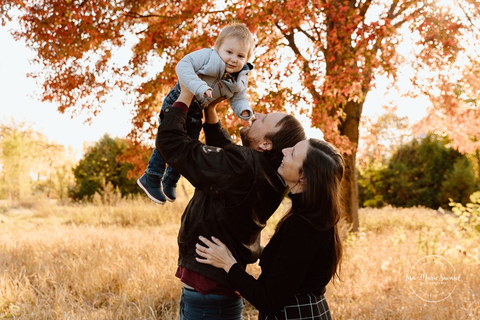 Fall family photos. Family photos with toddler boy. Countryside family photos. Mini séances d'automne à Montréal. Montreal fall mini sessions. Photos en automne à Montréal. Montreal fall photoshoot.