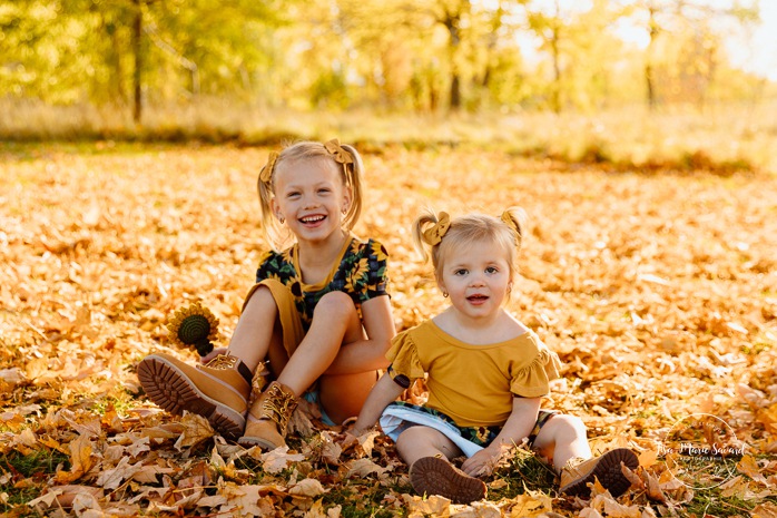 Fall family photos. Mommy and me photos. Mom and daughters photos. Countryside family photos. Mini séances d'automne à Montréal. Montreal fall mini sessions. Photos en automne à Montréal. Montreal fall photoshoot.