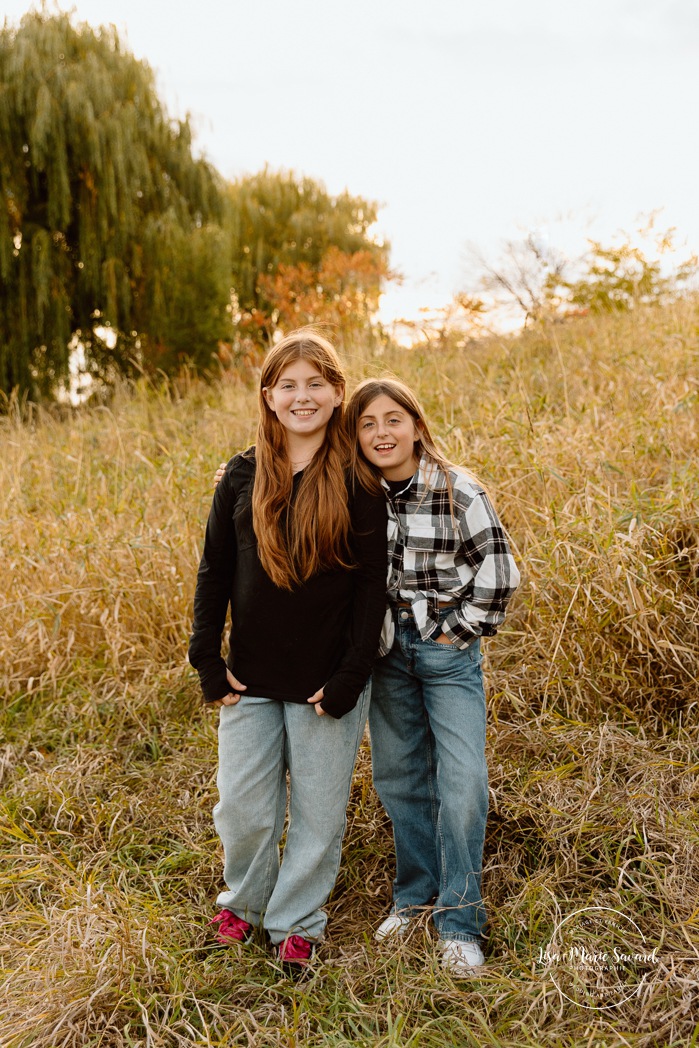 Fall family photos. Family photos with teenagers. Mini séances d'automne à Montréal. Montreal fall mini sessions. Photos en automne à Montréal. Montreal fall photoshoot.