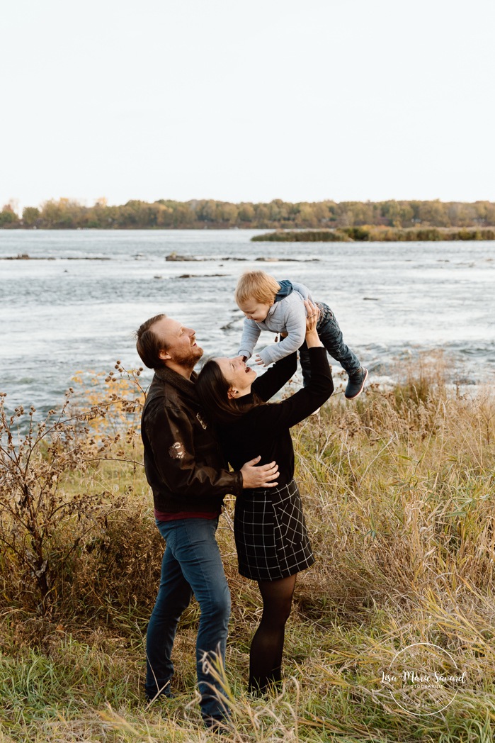 Fall family photos. Family photos with toddler boy. Riverfront family photos. Mini séances d'automne à Montréal. Montreal fall mini sessions. Photos en automne à Montréal. Montreal fall photoshoot.