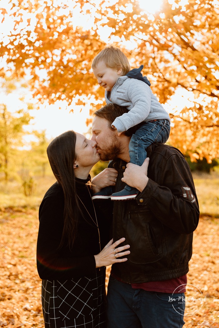Fall family photos. Family photos with toddler boy. Countryside family photos. Mini séances d'automne à Montréal. Montreal fall mini sessions. Photos en automne à Montréal. Montreal fall photoshoot.