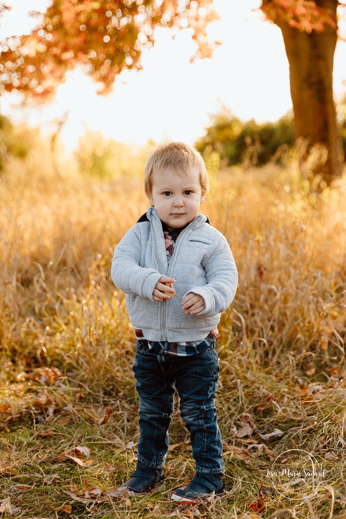 Fall family photos. Family photos with toddler boy. Countryside family photos. Mini séances d'automne à Montréal. Montreal fall mini sessions. Photos en automne à Montréal. Montreal fall photoshoot.