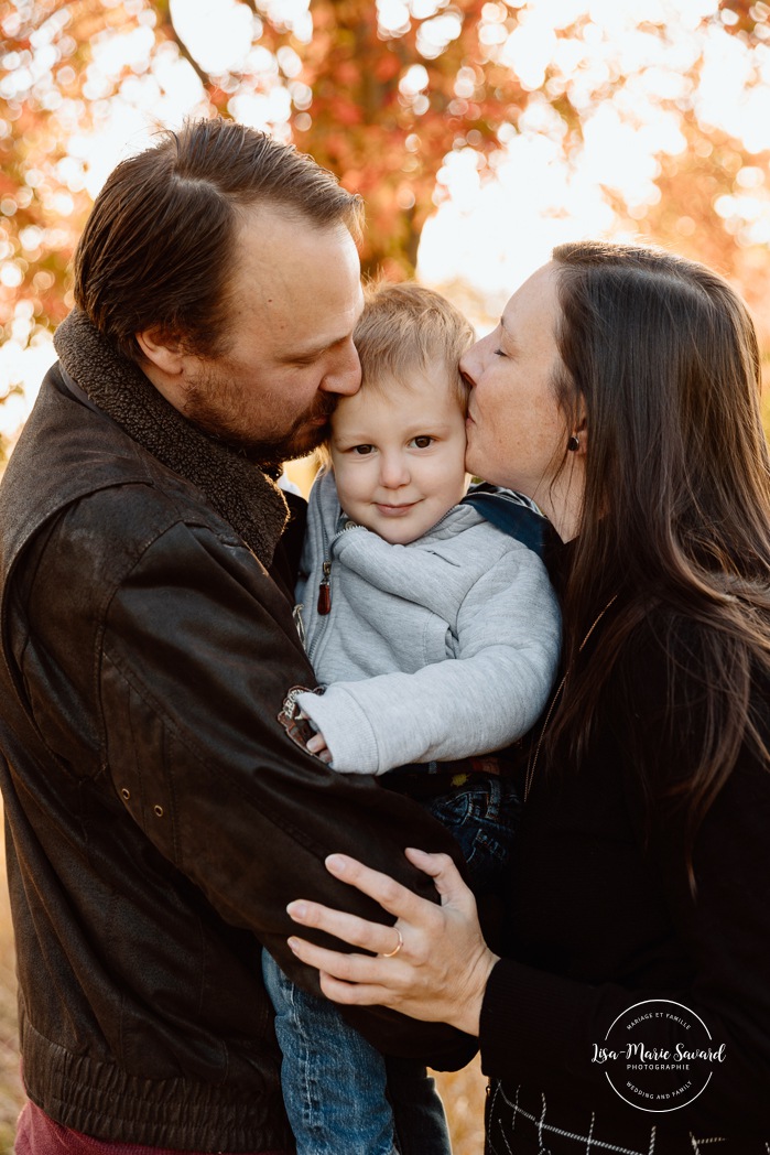 Fall family photos. Family photos with toddler boy. Countryside family photos. Mini séances d'automne à Montréal. Montreal fall mini sessions. Photos en automne à Montréal. Montreal fall photoshoot.